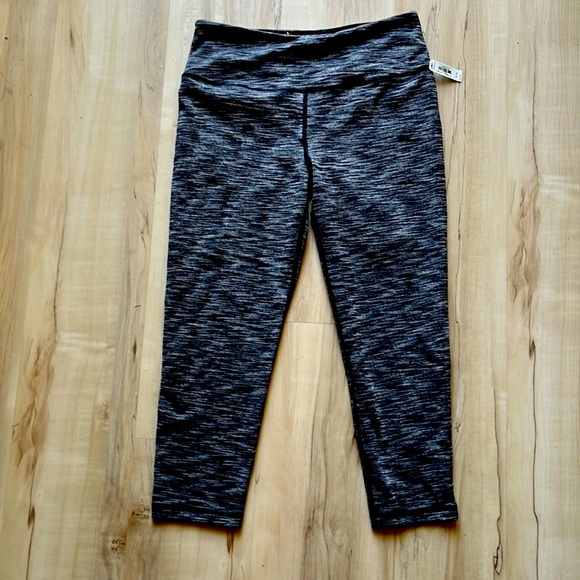 Victoria’s Secret Knock Out Capris Leggings Sz. Medium NWT - Picture 1 of 3